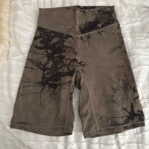 High-Waist Tie-Dye Biker Shorts - Brown
